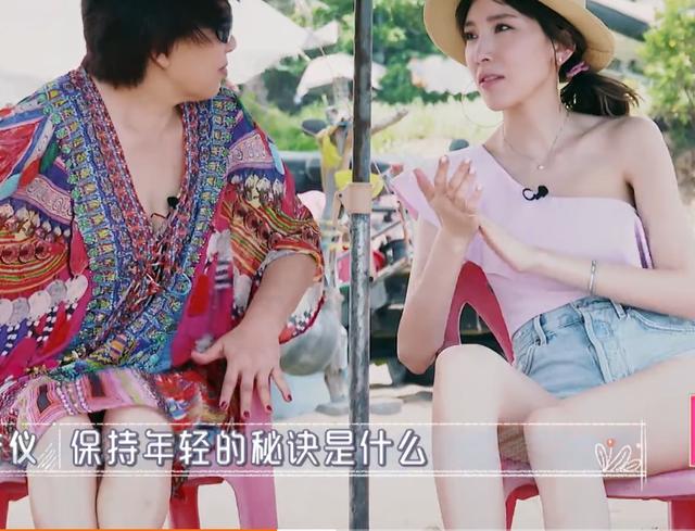 陈若仪嫌海边太热，脱掉开衫，看到她穿的啥，