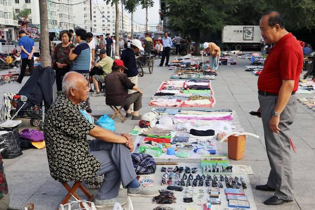 允许摆地摊了，商铺高租金、高房价会下降吗？