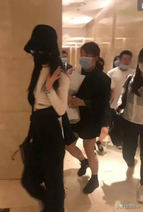 赵丽颖黑长直头发录《中餐厅》，身材瘦力气大，提大箱子爬楼梯