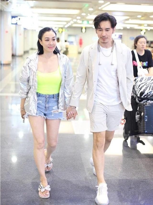 50岁钟丽缇换发型！新发型穿绿色卫衣配短裙，减