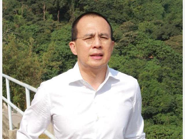 李嘉诚只有两个儿子，却把家产分成3份，她最受