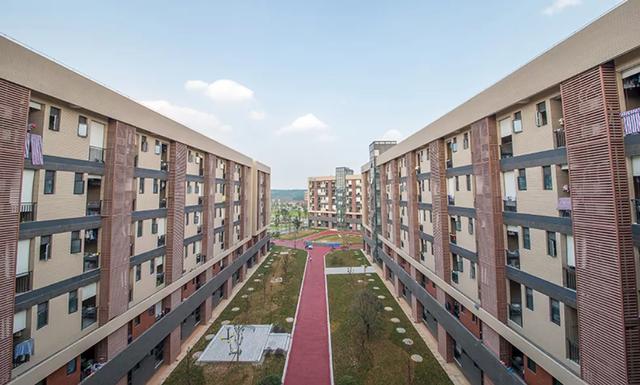 学生宿舍还有跃层双人间，眉山这所大学让隔壁学校羡慕哭了