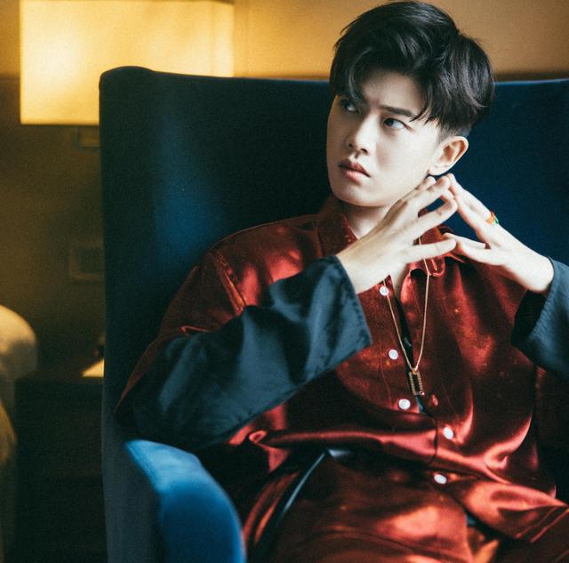 任嘉伦笑容的背后，连续拍摄三部作品咳嗽不停