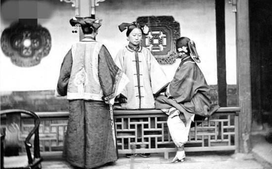 清朝的女人，不像宫廷戏里千娇百媚，普通到容貌模样能吓你一跳