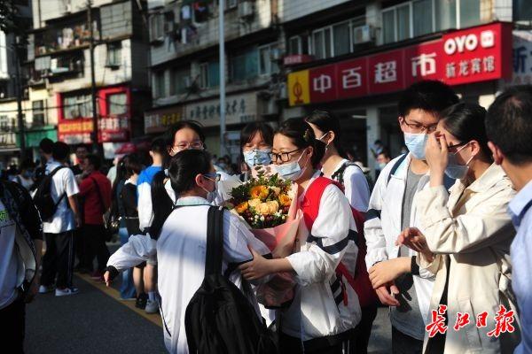 武汉高考考生无一人体温异常，“这座安全的城市”增添新维度