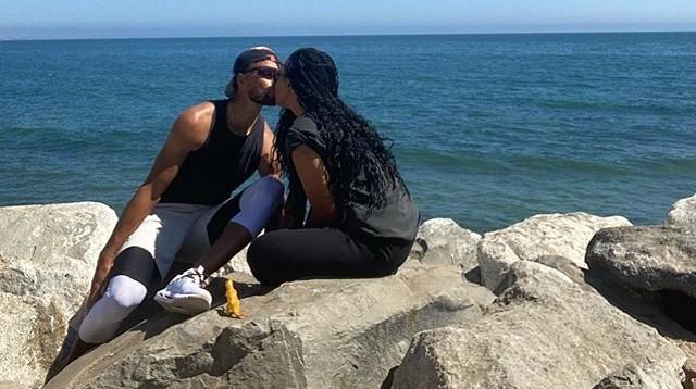庫里海邊熱吻阿耶莎！NBA賽季重啟，他倆結婚九週年大秀恩愛