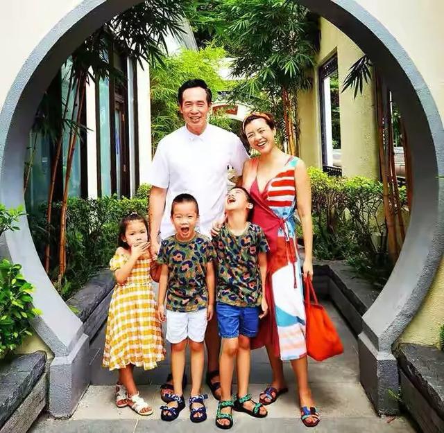 陈豪陈茵媺夫妇带子女去海边游玩，一家五口互动有趣又欢乐