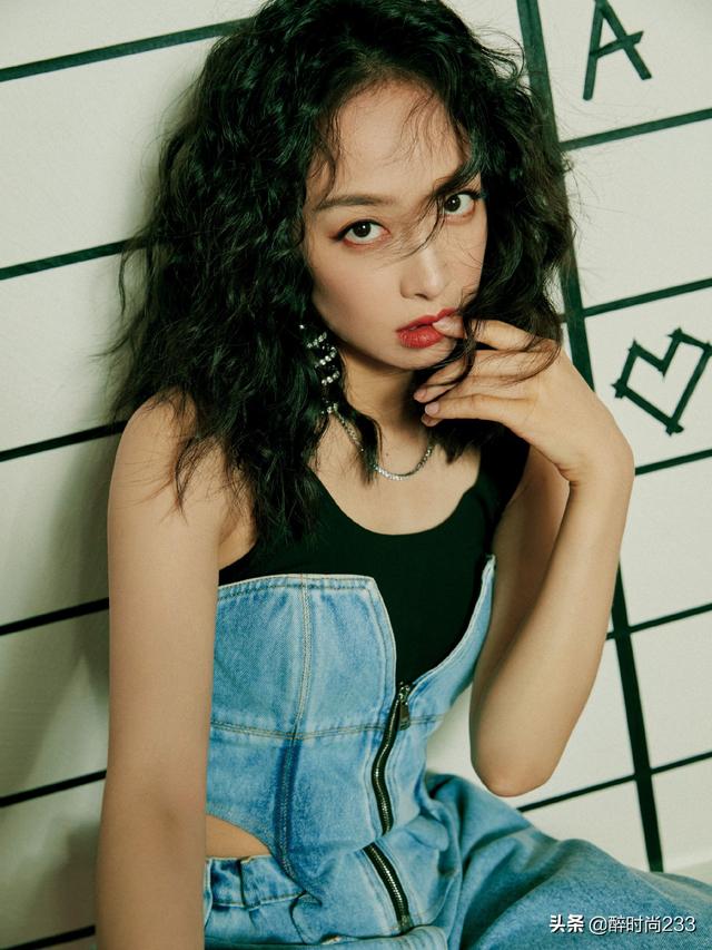 宋茜新造型又美又飒！一头蓬松卷发演绎复古港风，惊艳全场