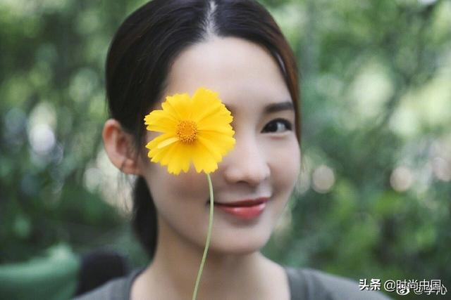 学拍毕业照｜跟李沁、张雨绮、赵露思摆“pose”，用新姿势解锁青春纪念册