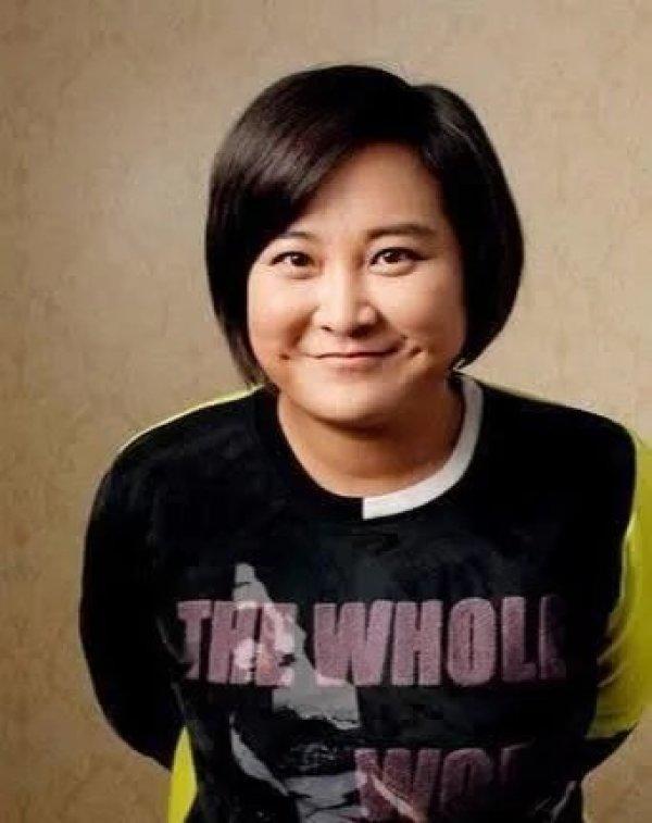 贾玲18岁的时候美得像一朵花，如今又长胖，女神