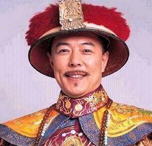 64岁的张铁林：曾有7段感情3个孩子，为何如今仍