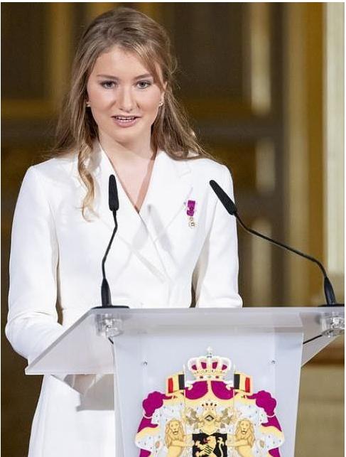 18岁伊丽莎白公主最新照，一袭碎花裙清新又出众，太有女王范儿了