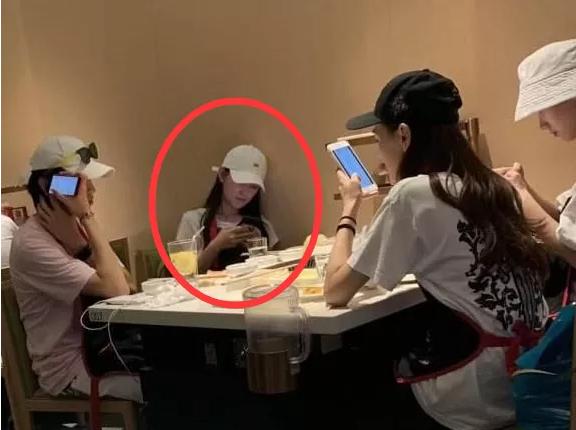 蒋依依请帅气男同学吃火锅，看清小哥哥的颜值