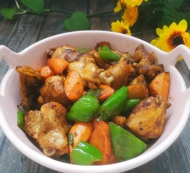 麻辣香锅鸡块，麻辣鲜香，好吃又下饭