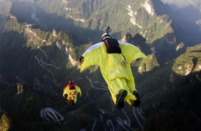 7分11秒视频直播摔亡，崖壁留20多米长血迹，项目创始人卡尔36年前也因失误遇难