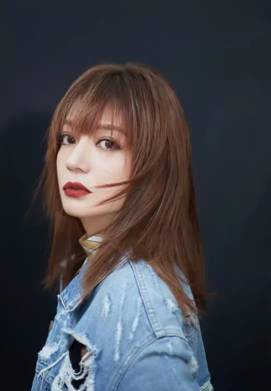 44岁赵薇素颜见好友太真实！笑容美回小燕子，比