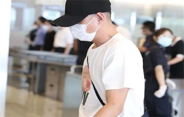 文章现身机场，眼神呆滞像油腻大叔，反观马伊