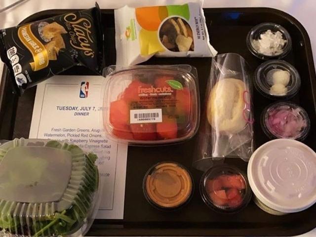 六支球隊抵達奧蘭多！NBA球員第一餐曝光，這待遇不如媒體記者？
