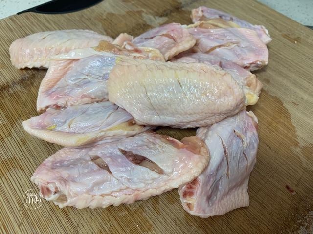鸡翅这样煮不用一滴油，表皮酥香，肉质鲜嫩，比可乐鸡翅好吃多了