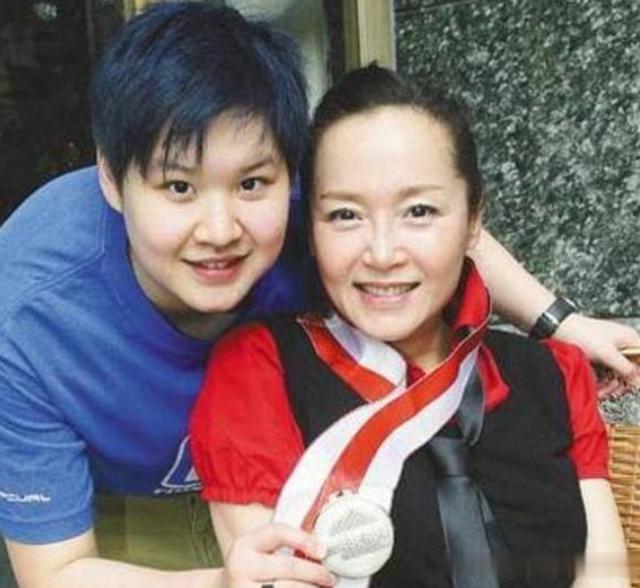 她是首位电影版黄蓉，做了4年“大哥的女人”，至今已单身24年