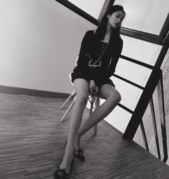 关晓彤仗着腿长就任性，晒照故意不P图，看清身材，鹿晗真有福气