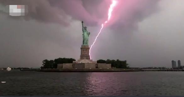 纽约自由女神像连遭闪电劈中，黑云压城宛如末日