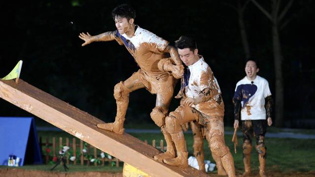 范丞丞顶着暴雨拍节目，蓝台又犯“老”问题，高以翔事件忘记了？