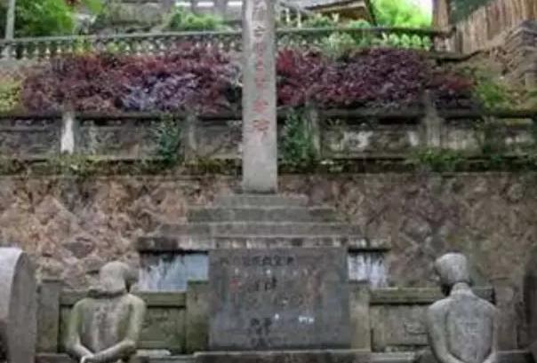 汪精卫儿子回国扫墓，见父亲的跪像，留下9个字