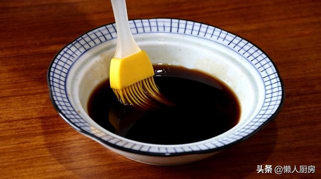 不用油炸不用烤，这是日式鸡肉串的做法，配上大葱一起吃，太香了