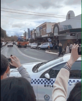 悉尼发生惨烈事故，华人老大爷开车连环撞，吓坏老太被路人救走