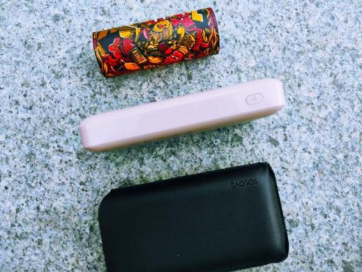 这款性价比移动电源，自带皮套，多色可选