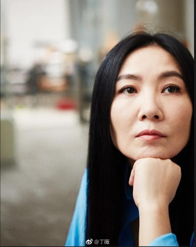 给那英、刘德华写歌，陪何炅走红毯，为什么她不红还招人爱？