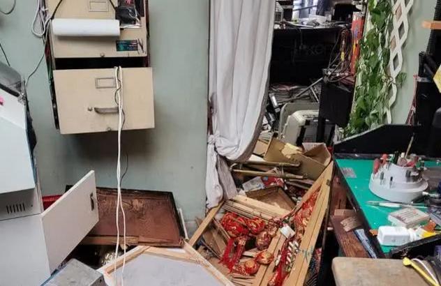 华人商铺遭抢劫，女店主被打断双腿，投资移民