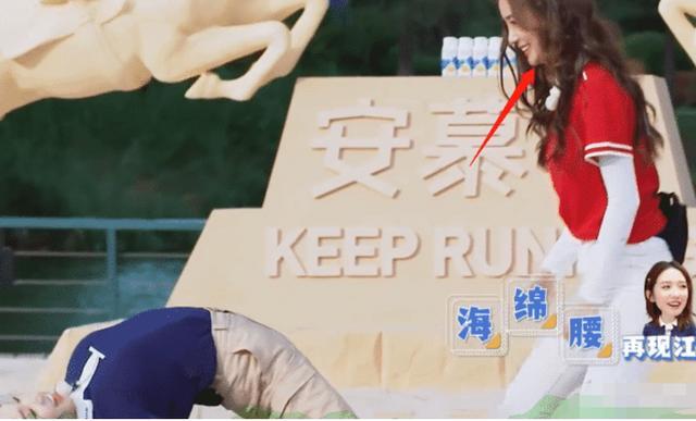 孟美岐故意戳baby下巴，当镜头放大那刻，整没整