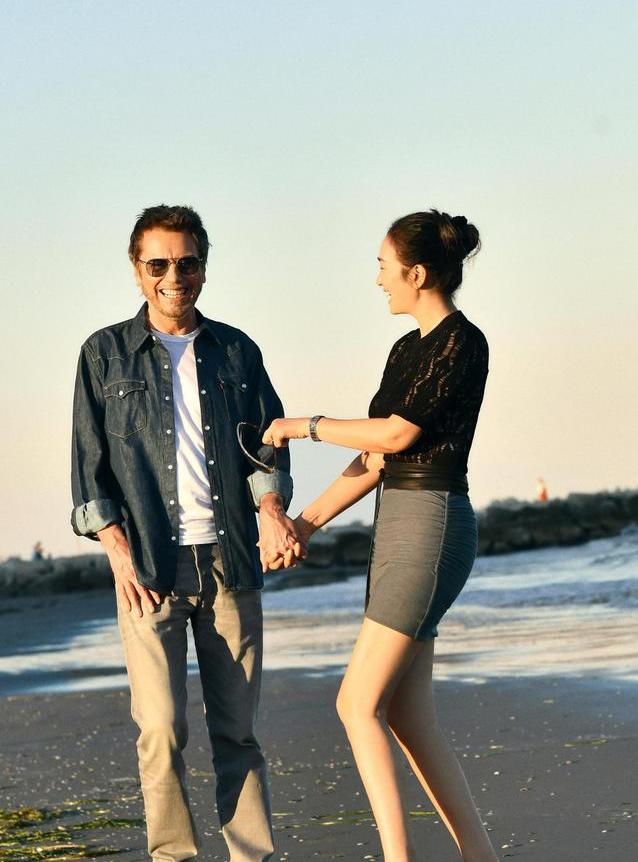 55岁巩俐也难逃中年发福，牛仔短裤勒出“赘肉”