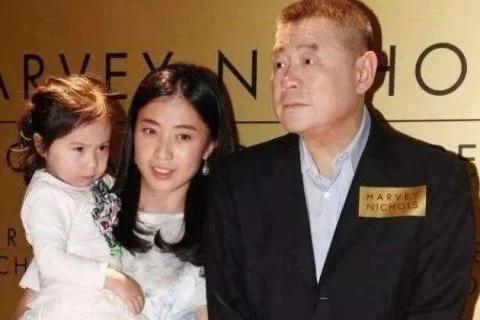 李嘉欣50岁生日遭甘比暴击，旧爱现任斗富，一场