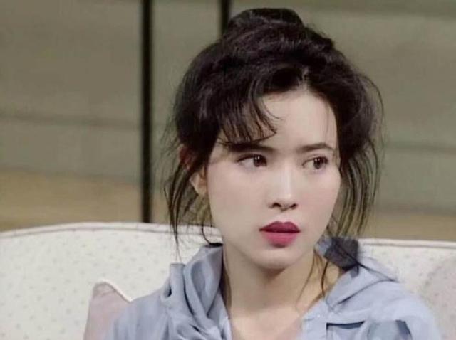 蓝洁瑛曾志伟早年罕见合照流出， 曾志伟大笑