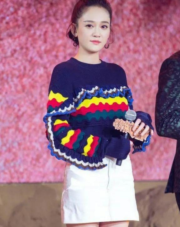 41岁陈乔恩越活越少女，穿彩色毛衣配半身裙清新