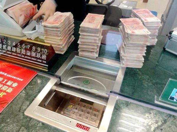 1958年老农向银行存了77元，如今取出，60多年的利