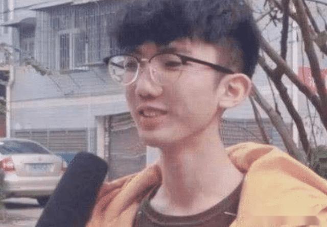 街头问答: 30岁剩女和30岁二婚女你选哪个? 男生回