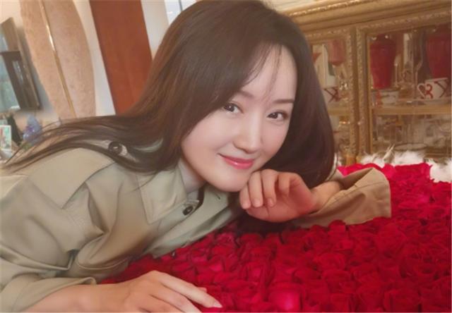 陷身“包养门”，49岁杨钰莹“装嫩”亮相，当街卖唱惨遭人议