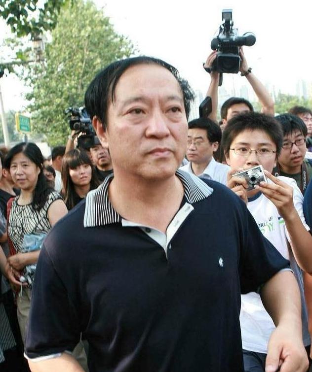 2000年，牛群为贫困学校募捐，却遭质疑被逼“裸