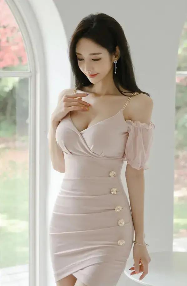 柔桡轻曼，妩媚纤弱