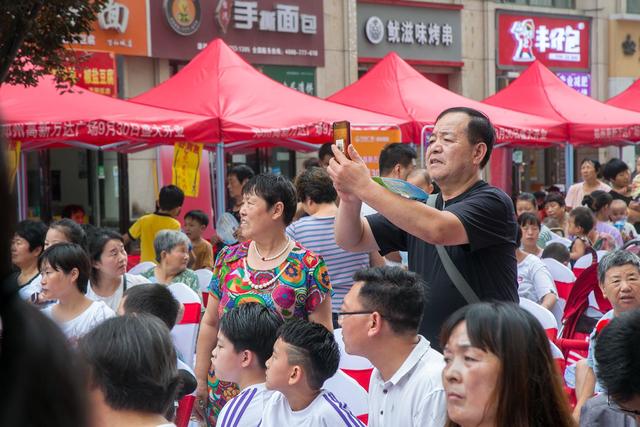 鄭州高新萬達廣場社區(qū)行開啟“福利派對”，來了就能賺到