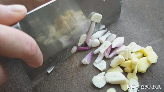 腐竹鱼腩煲：一锅夏季超下饭的美味，汁浓味香，米饭都要多煲一点