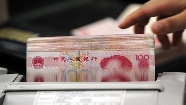 想存一笔五年定期，银行员工却一直劝存一年定