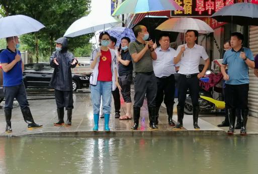 湖北武穴：暴雨猛袭，叶林和住建局党员干部下沉社区合力防汛