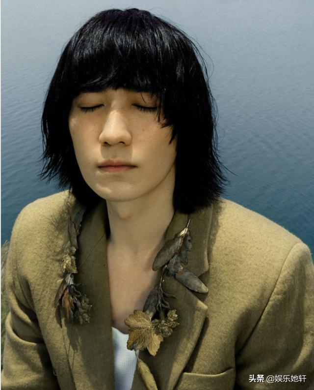 朱一龙、邓伦罕见并列热搜，双双挑战新造型，