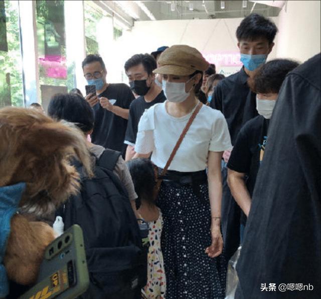 孙俪是画室年龄最大的学员，等等小花妹妹是同学，母子三人同框学