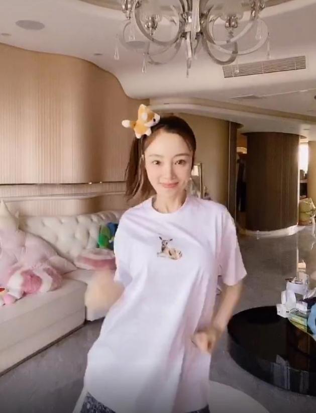 李小璐单身生活美滋滋，住豪宅还不够，请3个保